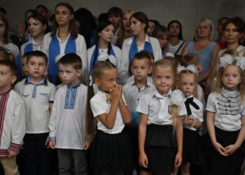 Los alumnos asisten a una ceremonia celebrada en una estación de metro para marcar el comienzo del nuevo año escolar, conocido como el "Día del Conocimiento" en Járkov, el 1 de septiembre de 2023, en medio de la invasión rusa de Ucrania.