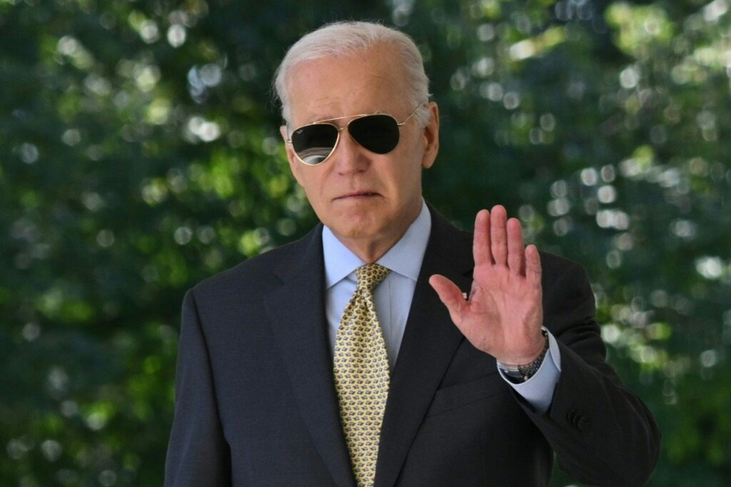 El presidente estadounidense Joe Biden llega para hablar sobre el informe de empleo de agosto en el jardín de rosas de la Casa Blanca en Washington, DC, el 1 de septiembre de 2023. - La contratación en Estados Unidos registró un salto sorpresa al agregar 187.000 puestos de trabajo en agosto, según el Partido Laborista.