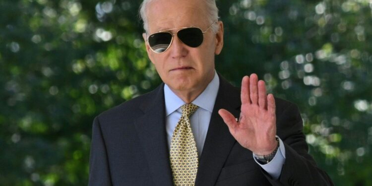El presidente estadounidense Joe Biden llega para hablar sobre el informe de empleo de agosto en el jardín de rosas de la Casa Blanca en Washington, DC, el 1 de septiembre de 2023. - La contratación en Estados Unidos registró un salto sorpresa al agregar 187.000 puestos de trabajo en agosto, según el Partido Laborista.