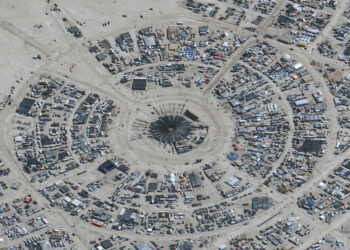 Esta imagen satelital cortesía de Maxar Technology muestra una descripción general del festival anual Burning Man que se lleva a cabo en el desierto de Black Rock de Nevada el 29 de agosto de 2023. - Se ordenó a miles de personas que se refugiaran en el lugar en el festival Burning Man en en el estado occidental de Nevada el 2 de septiembre, después de que las fuertes lluvias convirtieran el lugar desértico en un pozo de barro y obligaran a los organizadores a cerrar las puertas.