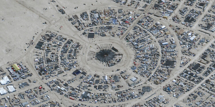 Esta imagen satelital cortesía de Maxar Technology muestra una descripción general del festival anual Burning Man que se lleva a cabo en el desierto de Black Rock de Nevada el 29 de agosto de 2023. - Se ordenó a miles de personas que se refugiaran en el lugar en el festival Burning Man en en el estado occidental de Nevada el 2 de septiembre, después de que las fuertes lluvias convirtieran el lugar desértico en un pozo de barro y obligaran a los organizadores a cerrar las puertas.
