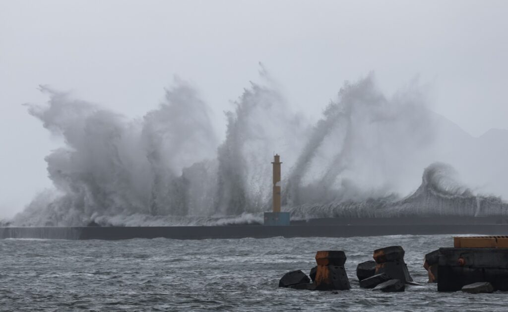Tifón Haikui toca tierra en Taiwán donde hay miles de evacuados