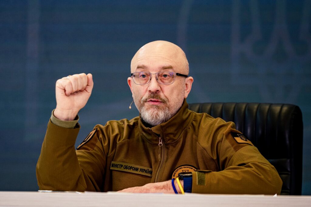 Zelenski destituye ministro de Defensa en medio de contraofensiva contra Rusia