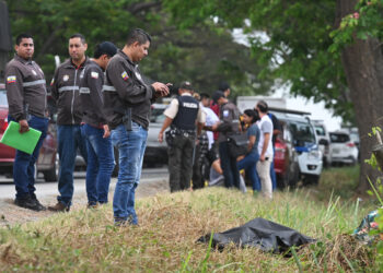 Members of the police cover the corpse of Duran's councilman Bolivar Vera in Guayaquil, Ecuador on September 8, 2023. - Councilman Bolivar Vera, representative of the Ecuadorian municipality of Duran, was kidnapped and assassinated in a new episode of political violence that is shaking this country weeks after the presidential ballot, the Prosecutor's Office reported this Friday. (Photo by AFP)