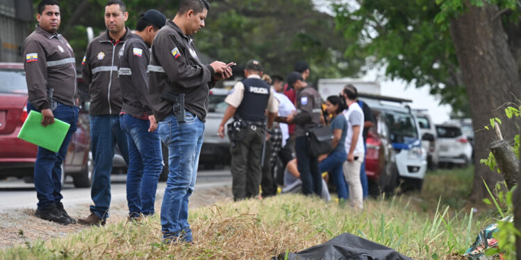 Members of the police cover the corpse of Duran's councilman Bolivar Vera in Guayaquil, Ecuador on September 8, 2023. - Councilman Bolivar Vera, representative of the Ecuadorian municipality of Duran, was kidnapped and assassinated in a new episode of political violence that is shaking this country weeks after the presidential ballot, the Prosecutor's Office reported this Friday. (Photo by AFP)