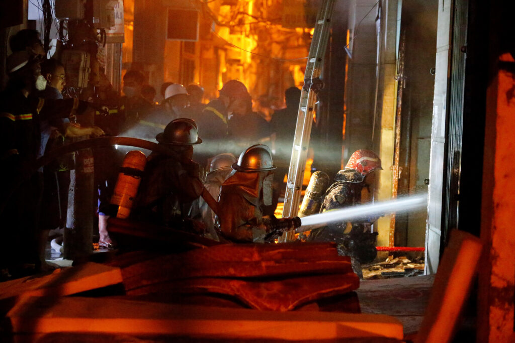 Más de 50 muertos en Vietnam en el incendio de un edificio