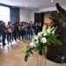 Visitantes observan la escultura de La Mano del artista colombiano Fernando Botero. Foto: AFP