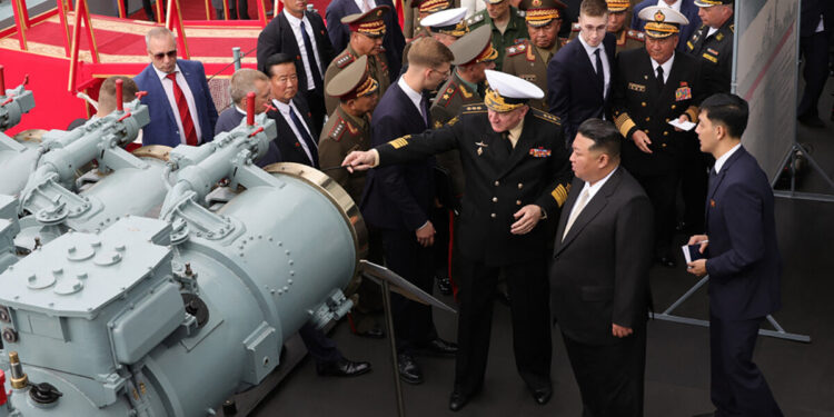 Líder norcoreano examina misiles junto a ministro de Defensa ruso. Foto: AFP