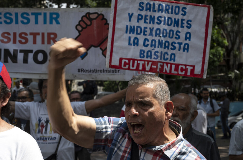 «Nos han puesto como mendigos», maestros de Venezuela protestan