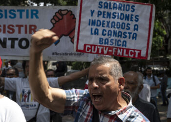 Trabajadores de la salud y docentes protestan durante una marcha exigiendo mejores salarios y beneficios sociales equivalentes al alto costo de la canasta básica en Caracas el 18 de septiembre de 2023. (Foto de Yuri CORTEZ/AFP)