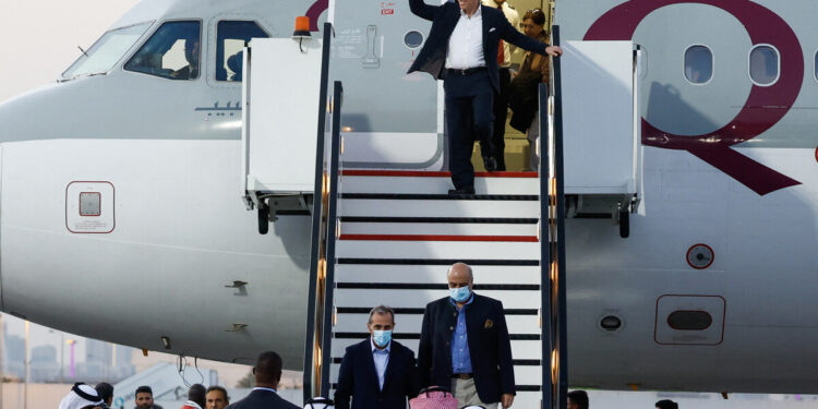 Los ciudadanos estadounidenses Siamak Namazi (C-back), Emad Sharqi (abajo-L) y Morad Tahbaz (abajo-R) desembarcan de un avión qatarí a su llegada al Aeropuerto Internacional de Doha en Doha el 18 de septiembre de 2023. - Cinco detenidos estadounidenses , tres previamente identificados como Siamak Namazi, Morad Tahbaz y Emad Sharqi y dos que desean permanecer en el anonimato, liberados por Irán aterrizaron en Doha en un intercambio de prisioneros el 18 de septiembre después de que se transfirieran 6 mil millones de dólares en fondos congelados a cuentas iraníes en Qatar. (Foto de Karim JAAFAR / AFP)