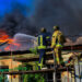 Esta fotografía tomada y publicada por el Servicio de Emergencia de Ucrania el 19 de septiembre de 2023 muestra a los bomberos apagando un incendio en un almacén después de un bombardeo en Kherson.