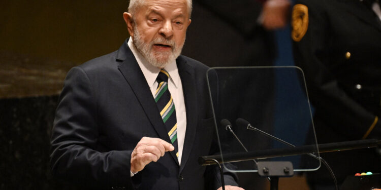 El presidente brasileño, Luiz Inácio Lula da Silva, se dirige a la 78.ª Asamblea General de las Naciones Unidas en la sede de la ONU en la ciudad de Nueva York el 19 de septiembre de 2023. (Foto de Ed JONES / AFP)
