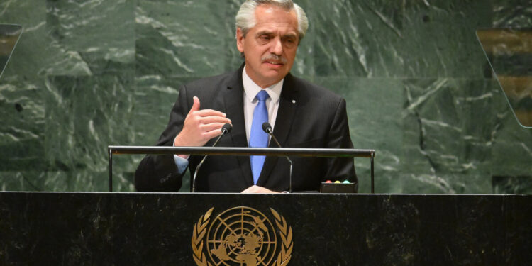El presidente argentino, Alberto Fernández, se dirige a la 78.ª Asamblea General de las Naciones Unidas en la sede de la ONU en la ciudad de Nueva York el 19 de septiembre de 2023. (Foto de ANGELA WEISS / AFP)