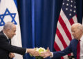 El presidente estadounidense, Joe Biden, le da la mano al primer ministro israelí, Benjamin Netanyahu, mientras se reúnen al margen de la 78.ª Asamblea General de las Naciones Unidas en la ciudad de Nueva York el 20 de septiembre de 2023. (Foto de Jim WATSON / AFP)
