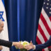 El presidente estadounidense, Joe Biden, le da la mano al primer ministro israelí, Benjamin Netanyahu, mientras se reúnen al margen de la 78.ª Asamblea General de las Naciones Unidas en la ciudad de Nueva York el 20 de septiembre de 2023. (Foto de Jim WATSON / AFP)