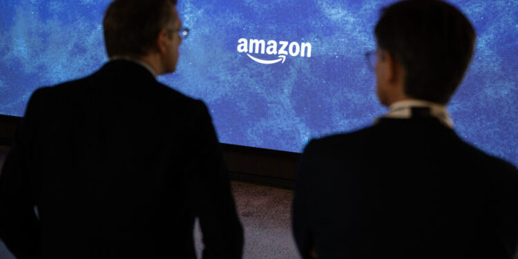 Los asistentes observan durante una gira de prensa por la nueva sede de Amazon en Arlington, Virginia, el 20 de septiembre de 2023. (Foto de ANDREW CABALLERO-REYNOLDS / AFP)