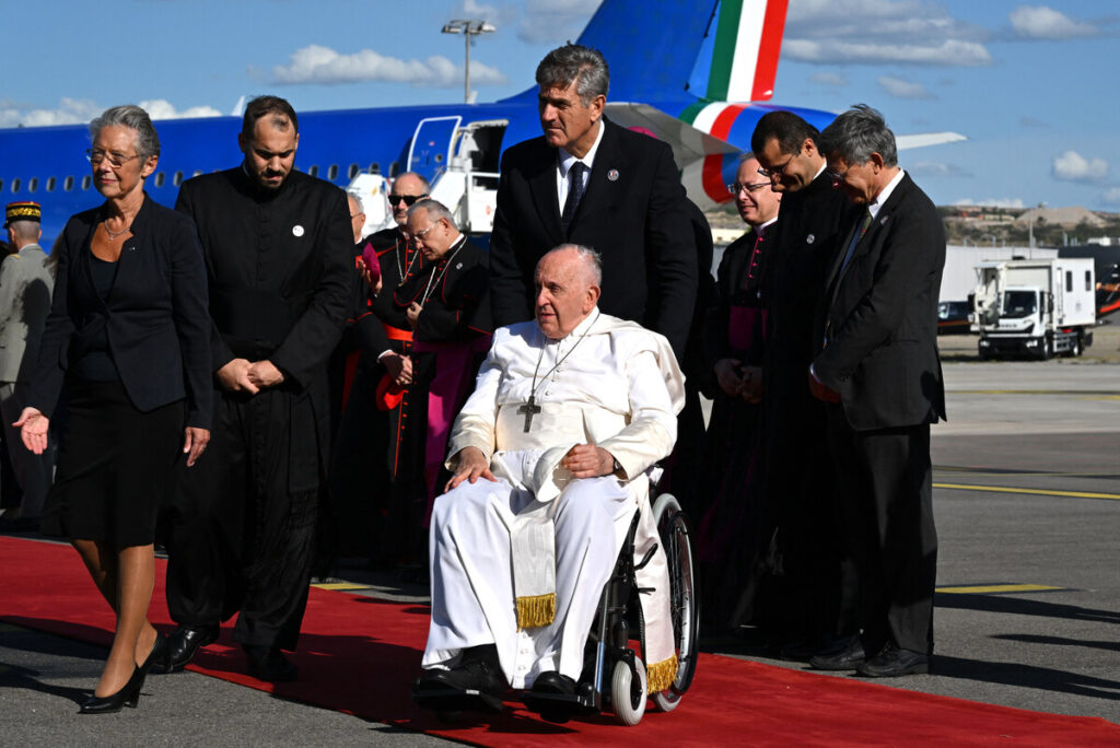 El papa Francisco llega a Francia para visitar migrantes en el mediterráneo