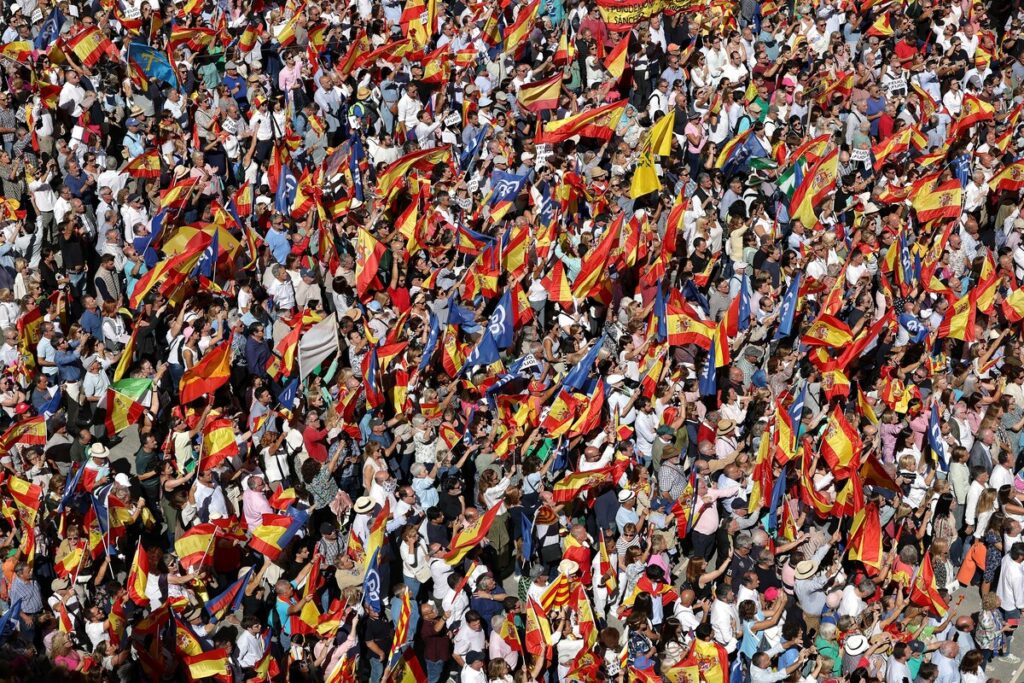 Miles de españoles salen a las calles en respaldo del líder de la derecha en Madrid