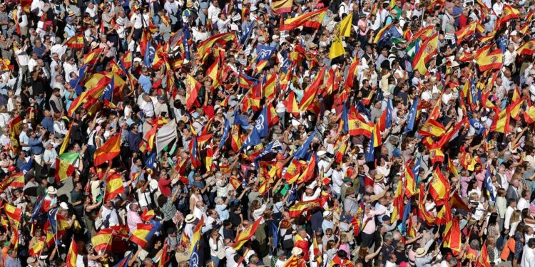 Los manifestantes ondean banderas nacionales de España mientras se reúnen para una manifestación convocada por partidos de oposición de derecha para protestar contra una posible ley de amnistía exigida por los independentistas catalanes, en Madrid el 24 de septiembre de 2023. - El líder separatista catalán Carles Puigdemont, que emergió como hacedor de reyes después Las inconclusas elecciones de julio en España exigieron el 5 de septiembre una amnistía para cientos de activistas que enfrentan acciones legales por el fallido intento de secesión de la región en 2017. (Foto de Thomas COEX / AFP)