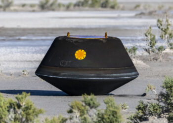 La cápsula de retorno de muestras de la misión OSIRIS-REx de la NASA se ve poco después de aterrizar en el desierto el 24 de septiembre de 2023 en el campo de entrenamiento y pruebas de Utah del Departamento de Defensa en Dugway, Utah. Un viaje espacial de siete años llegó a su culminante final el domingo cuando una cápsula de la NASA aterrizó en el desierto del estado estadounidense de Utah, llevando a la Tierra las muestras de asteroides más grandes jamás recolectadas.