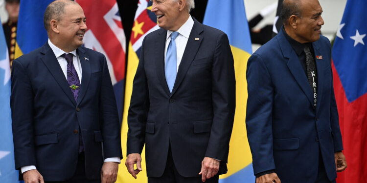 El Primer Ministro de las Islas Cook, Mark Brown, el Presidente de los Estados Unidos, Joe Biden, y la Presidenta de Kiribati, Taneti Maamau, se preparan para tomar una fotografía de grupo después de la Cumbre del Foro de las Islas del Pacífico (PIF), en el Pórtico Sur de la Casa Blanca en Washington, DC, el 25 de septiembre de 2023. (Foto de Jim WATSON / AFP)