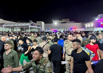 Soldados y socorristas, entre otros, se reúnen alrededor de ambulancias que transportan a personas heridas después de que se produjera un incendio durante una boda en un salón de eventos, frente al hospital general de Hamdaniyah en Al-Hamdaniyah, Irak, el 27 de septiembre de 2023. Al menos 100 personas murieron y más Más de 150 heridos cuando se produjo un incendio durante una boda en un salón de eventos en la ciudad de Al-Hamdaniyah, en el norte de Irak, según los medios estatales y funcionarios de salud, el 27 de septiembre de 2023. (Foto de Zaid AL-OBEIDI / AFP)