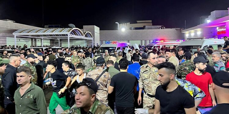 Soldados y socorristas, entre otros, se reúnen alrededor de ambulancias que transportan a personas heridas después de que se produjera un incendio durante una boda en un salón de eventos, frente al hospital general de Hamdaniyah en Al-Hamdaniyah, Irak, el 27 de septiembre de 2023. Al menos 100 personas murieron y más Más de 150 heridos cuando se produjo un incendio durante una boda en un salón de eventos en la ciudad de Al-Hamdaniyah, en el norte de Irak, según los medios estatales y funcionarios de salud, el 27 de septiembre de 2023. (Foto de Zaid AL-OBEIDI / AFP)