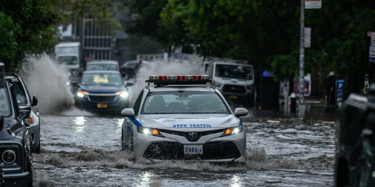 Los vehículos se abren paso a través de las inundaciones en Brooklyn, Nueva York, el 29 de septiembre de 2023. - Las fuertes lluvias nocturnas en el noreste de Estados Unidos dejaron partes de la ciudad de Nueva York bajo el agua el viernes, paralizando parcialmente el metro y los aeropuertos de la capital financiera del país. (Foto de Ed JONES / AFP)