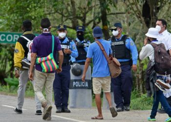 Cientos de migrantes reunidos en el norte de Honduras comenzaron a ingresar a Guatemala el martes, con la esperanza de viajar a México y Estados Unidos, según las autoridades migratorias guatemaltecas. / AFP / Wendell ESCOTO