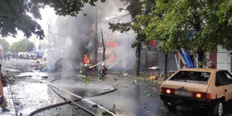 Rusos atacan un mercado en Ucrania y deja 17 muertos