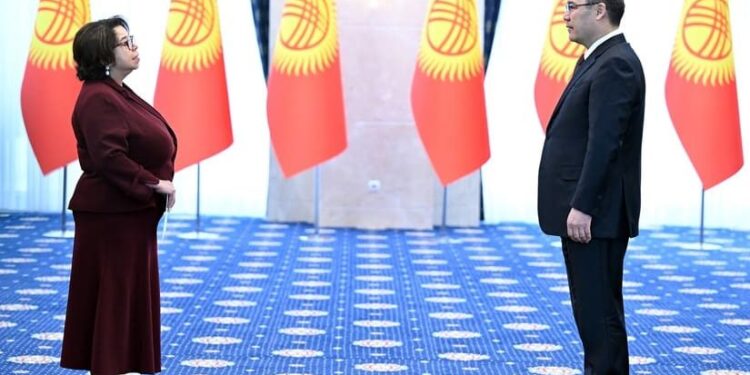 Alba Azycena Torres, al presentar credenciales ante el Gobierno de Kirguistán.