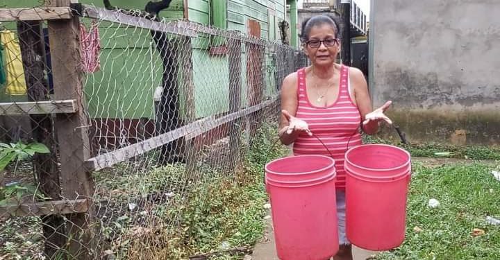 Familias esperan respuesta de Enacal, el agua no está llegando con hace varias semanas en barrios de Bluefields.