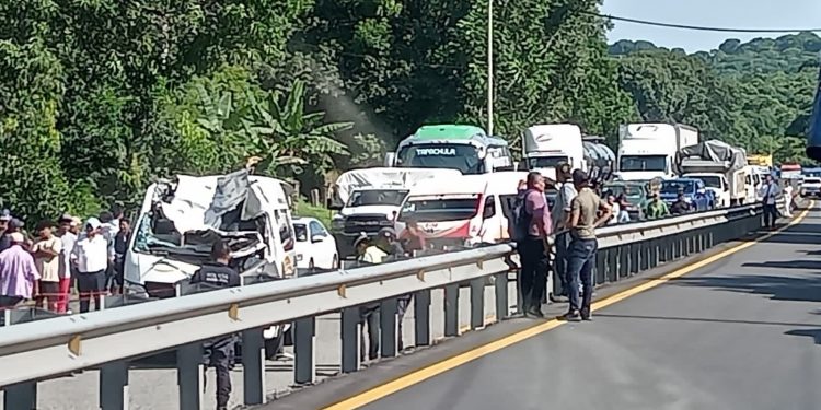Dos migrantes muertos y 19 heridos deja accidente vial en México