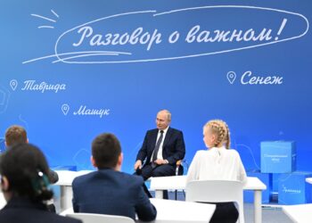 En esta fotografía de la piscina distribuida por la agencia Sputnik, el presidente ruso Vladimir Putin habla con escolares durante una conferencia llamada "Conversaciones importantes" en Solnechnogorsk, en la región de Moscú, el 1 de septiembre de 2023. (Foto de Ekaterina Chesnokova/POOL/AFP)