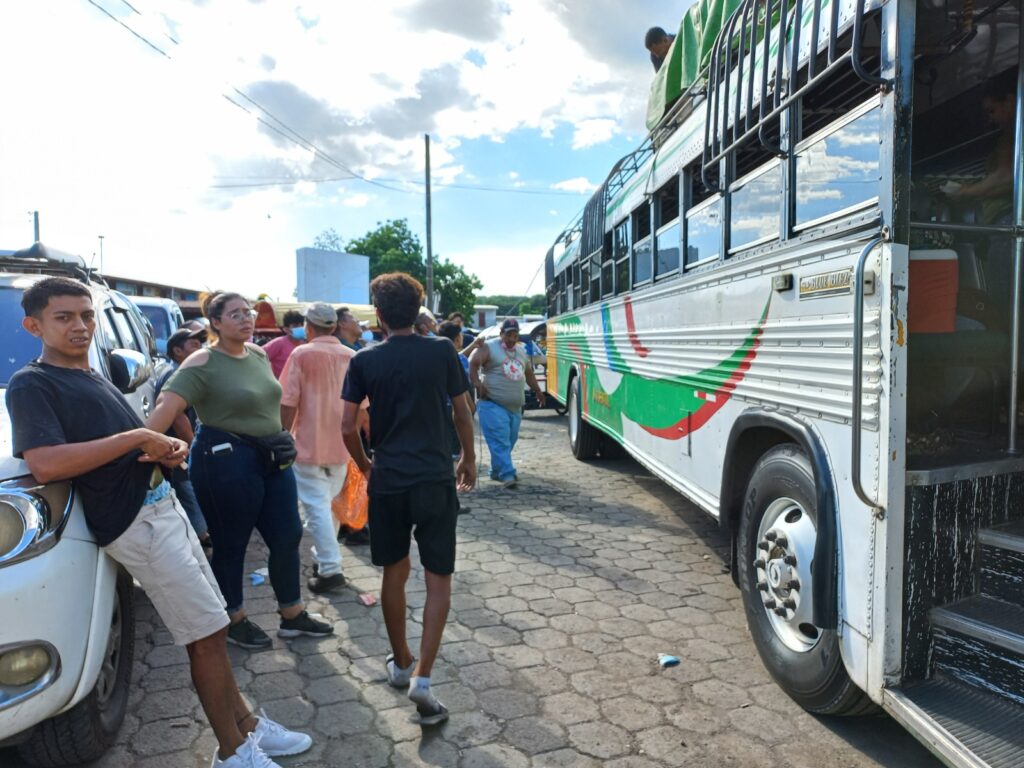 Transportistas del norte generan caos con migración de venezolanos y cubanos: Alteran tarifas y tratan mal a usuarios 
