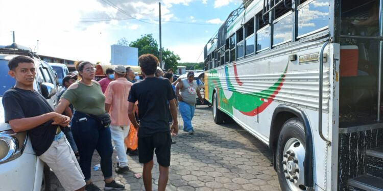 Imágenes de los usuarios queriendo abordar unidades de transportes con destino a las ciudades del norte del país. Foto: Cortesia