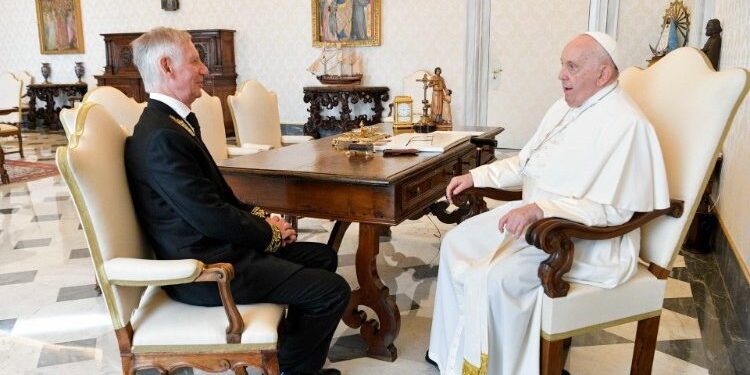 El papa habla de la situación en Ucrania con el nuevo embajador ruso en el Vaticano