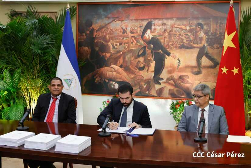 Laureano Ortega Murillo, hijo de la pareja presidencial, fue el encargado de firmar en nombre Nicaragua el Tratado de Libre Comercio.