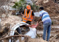 Unos hombres preparan un vehículo para ser retirado en la ciudad de Derna, en el este de Libia, el 18 de septiembre de 2023, tras unas inundaciones repentinas mortales. - Una semana después de que una inundación repentina del tamaño de un tsunami devastara la ciudad costera libia de Derna, arrastrando a miles de personas hasta la muerte, el esfuerzo de ayuda internacional para ayudar a los afligidos sobrevivientes cobró impulso lentamente. La enorme inundación, provocada por las lluvias torrenciales del 10 de septiembre, rompió dos presas río arriba y envió una ola gigante que se estrelló contra el lecho del río previamente seco, o wadi, que divide en dos la ciudad de unas 100.000 personas. (Foto de Mahmud Turkia / AFP)