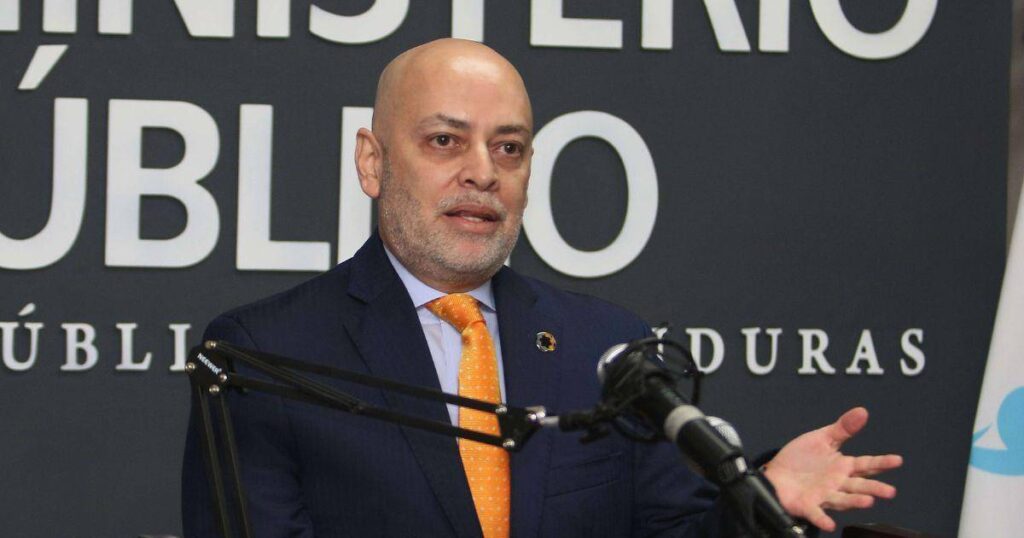 Exfiscal hondureño implicado en corrupción huye a Nicaragua