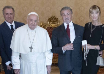 This photo taken and handout on Septembre 8, 2023 by The Vatican Media shows Pope Francis meeting with US actor Sylvester Stallone (C) during a private audience in The Vatican. (Photo by Handout / VATICAN MEDIA / AFP) / RESTRICTED TO EDITORIAL USE - MANDATORY CREDIT "AFP PHOTO / VATICAN MEDIA" - NO MARKETING - NO ADVERTISING CAMPAIGNS - DISTRIBUTED AS A SERVICE TO CLIENTS