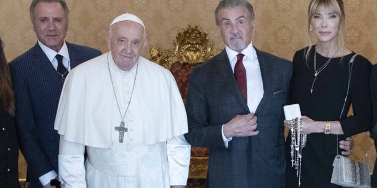 This photo taken and handout on Septembre 8, 2023 by The Vatican Media shows Pope Francis meeting with US actor Sylvester Stallone (C) during a private audience in The Vatican. (Photo by Handout / VATICAN MEDIA / AFP) / RESTRICTED TO EDITORIAL USE - MANDATORY CREDIT "AFP PHOTO / VATICAN MEDIA" - NO MARKETING - NO ADVERTISING CAMPAIGNS - DISTRIBUTED AS A SERVICE TO CLIENTS
