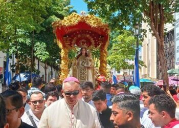 Líderes católicos recorren las calles de León en compañía de la imagen de la virgen de la Merced, patrona de la ciudad universitaria.