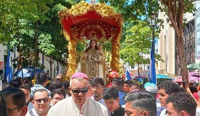 Líderes católicos recorren las calles de León en compañía de la imagen de la virgen de la Merced, patrona de la ciudad universitaria.