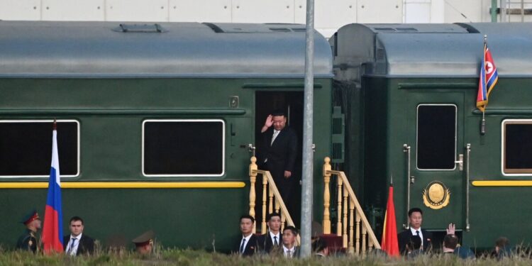 Esta imagen distribuida por la agencia Sputnik muestra al líder norcoreano Kim Jong UN saliendo de su tren blindado. Foto: AFP