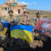 Esta fotografía publicada por el jefe de gabinete presidencial ucraniano, Andriy Yermak, el 17 de septiembre de 2023, muestra a militares ucranianos posando para una fotografía con banderas nacionales ucranianas frente a un edificio destruido en la aldea de Klyshchiivka, región de Donetsk.