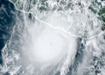 Esta fotografía cortesía de NOAA/RAAMB (Administración Nacional Oceánica y Atmosférica/Subdivisión de Meteorología Regional y de Mesoescala) tomada el 24 de octubre de 2023 muestra el huracán Otis acercándose a la costa del Pacífico sur de México. - El huracán Otis el 24 de octubre de 2023 se fortaleció hasta convertirse en una gran tormenta de categoría 3 mientras se dirigía hacia la costa del Pacífico sur de México, dijo el Centro Nacional de Huracanes (NHC) de Estados Unidos. (Foto de NOAA / AFP) / RESTRINGIDO A USO EDITORIAL - CRÉDITO OBLIGATORIO "AFP PHOTO / NOAA / RAAMB" - SIN MARKETING SIN CAMPAÑAS PUBLICITARIAS - DISTRIBUIDO COMO SERVICIO A CLIENTES - RESTRINGIDO A USO EDITORIAL - CRÉDITO OBLIGATORIO "AFP PHOTO / NOAA / RAAMB" - NO HAY CAMPAÑAS DE MARKETING NO PUBLICIDAD - DISTRIBUIDO COMO SERVICIO A CLIENTES /