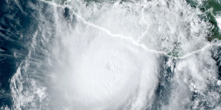 Esta fotografía cortesía de NOAA/RAAMB (Administración Nacional Oceánica y Atmosférica/Subdivisión de Meteorología Regional y de Mesoescala) tomada el 24 de octubre de 2023 muestra el huracán Otis acercándose a la costa del Pacífico sur de México. - El huracán Otis el 24 de octubre de 2023 se fortaleció hasta convertirse en una gran tormenta de categoría 3 mientras se dirigía hacia la costa del Pacífico sur de México, dijo el Centro Nacional de Huracanes (NHC) de Estados Unidos. (Foto de NOAA / AFP) / RESTRINGIDO A USO EDITORIAL - CRÉDITO OBLIGATORIO "AFP PHOTO / NOAA / RAAMB" - SIN MARKETING SIN CAMPAÑAS PUBLICITARIAS - DISTRIBUIDO COMO SERVICIO A CLIENTES - RESTRINGIDO A USO EDITORIAL - CRÉDITO OBLIGATORIO "AFP PHOTO / NOAA / RAAMB" - NO HAY CAMPAÑAS DE MARKETING NO PUBLICIDAD - DISTRIBUIDO COMO SERVICIO A CLIENTES /