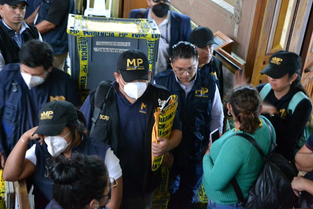 Bloquean carreteras de Guatemala para exigir cese a persecución electoral